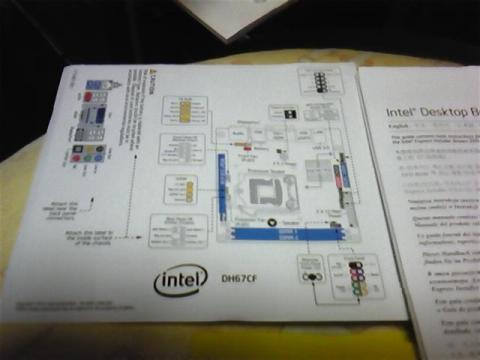 ピン配列等が記載されています。 シールになっているのでケースの側面パネルに貼り付けたりします。<br />