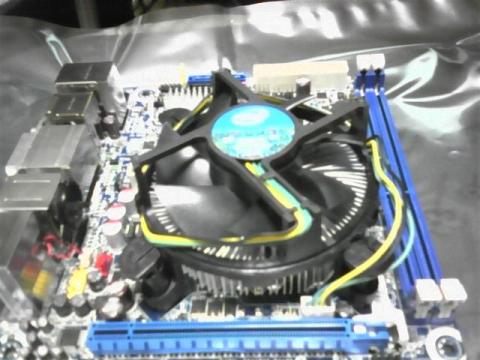 プッシュピンで取り付けるとマザーボードが反り返りますが、これは仕様です。