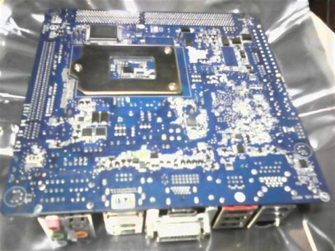 DG45FC同様に裏面にもチップが載っているのでバックプレート式のクーラーはお勧めしません。