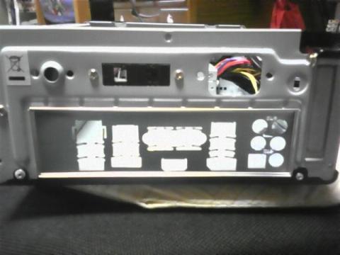 バックパネルを取り付けます。 -ドライバで奥まで押し込みました。