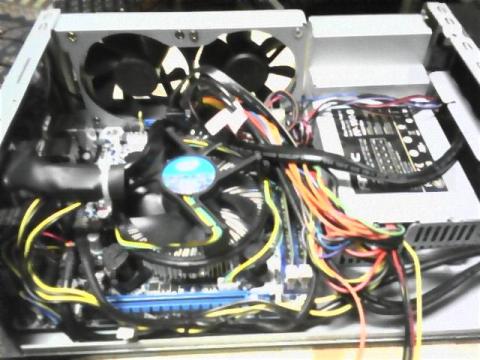 DH67CFを取り付けネジで固定します。