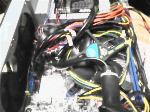 配線の処理は得意ではないのでカオスになっています。