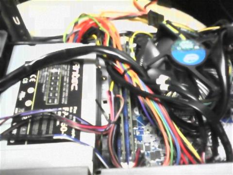 ケーブルの長さには余裕が無いので、一番難しい作業です。