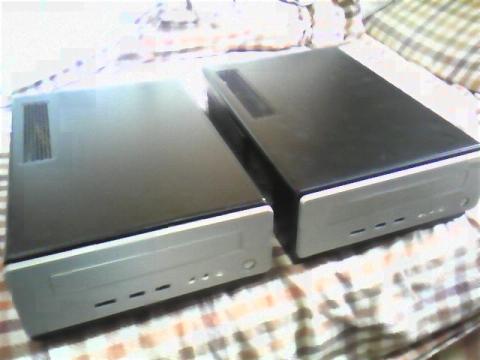 同じケースが2台並んでいます。 手前がDG45FCで作成したPCで奥がDH67CFを使用したPCです、外見からは違いはよく判りません。