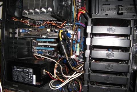 ケーブルが酷いことに・・