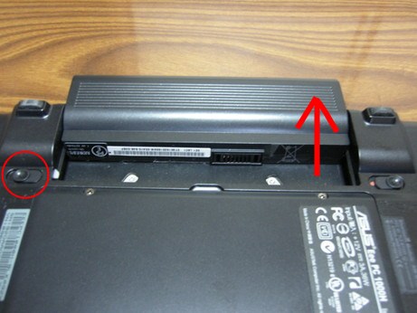 左のつまみをスライドさせなから押し上げる