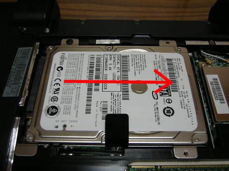 HDDを左へスライドさせます