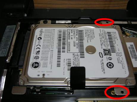 ネジ穴がずれた事を確認する