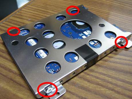 HDDを止めている4つのネジを外します