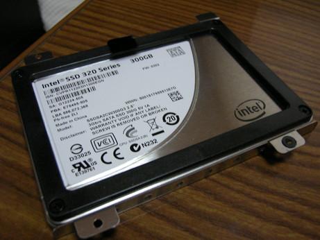 SSDに4本のネジ止めを行う