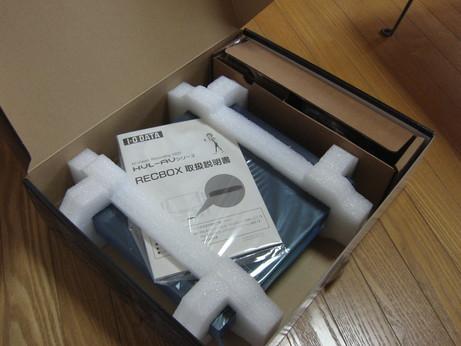 こんな風に梱包されておりますので、立てて開けないように気を付けて下さい。