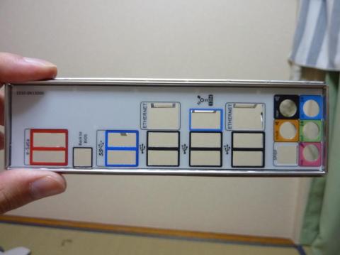 バックパネルをケースに取り付けます