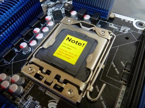 マザーボードのカバーを外す為に