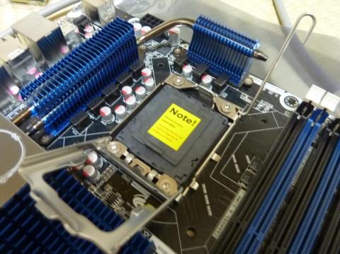 カバーパネルを外します。