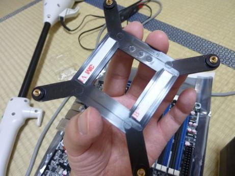 外したプレートにシールが付いているので