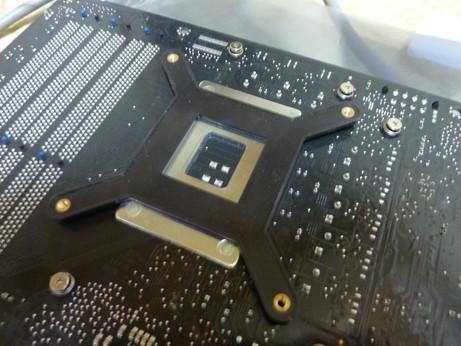 マザーボードの裏に貼り付けます