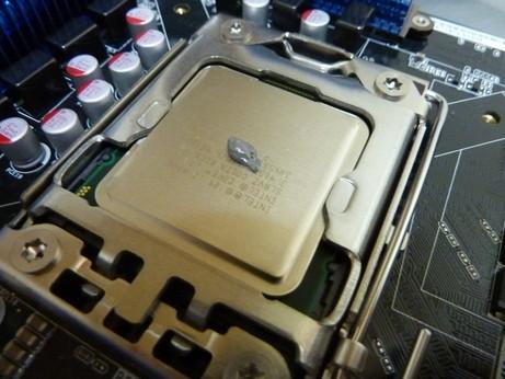 グリスをお米1粒大乗せまして