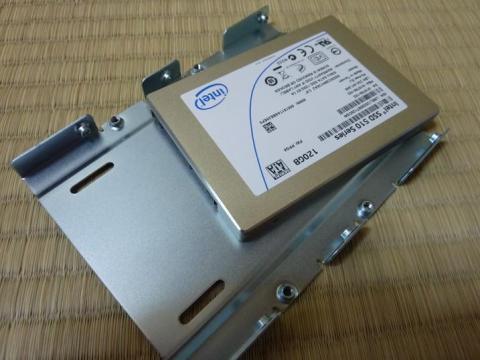 付属のマウンタにSSDを取り付けます