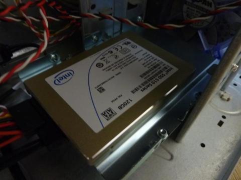 ケースにしっかりとネジ留めして設置完了です