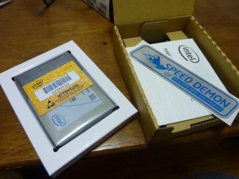 そっと横に置くとシールが入っています。