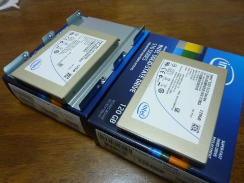 左が1代目、右が今回の新しいSSDです。