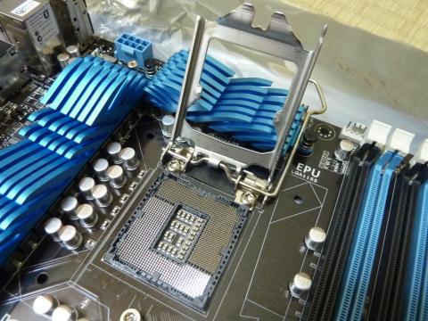 CPUソケットカバーを外します