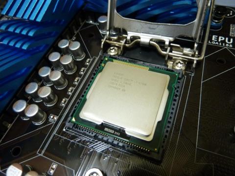 Intel Core i7 2700Kを装着!