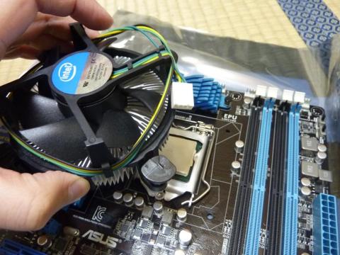 CPU付属のCPUクーラーをCPUの上に装着!