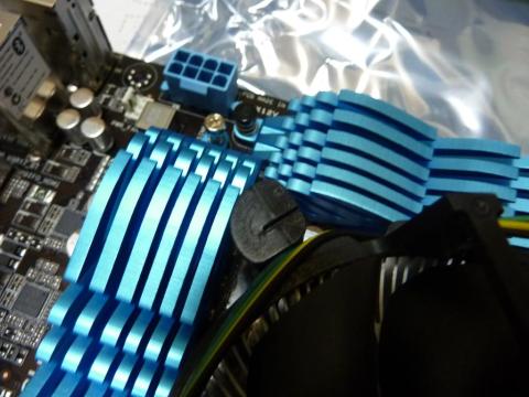 この向きに捻ります。