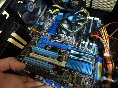 マザーボードを傷つけないように流し込み