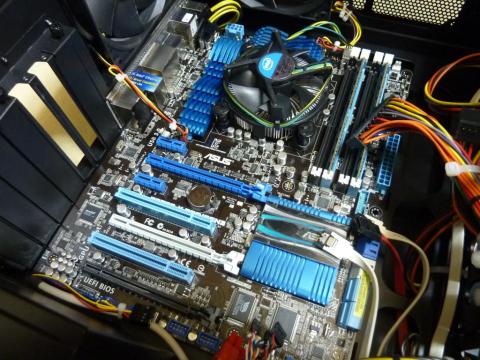 ねじ穴を確認してネジ留めします。