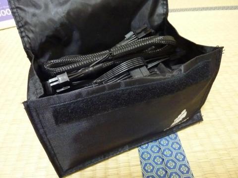 ケーブル類は専用ポーチに入っています。