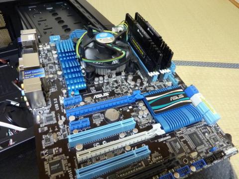 やっとの苦労で取り外したマザーボードです。