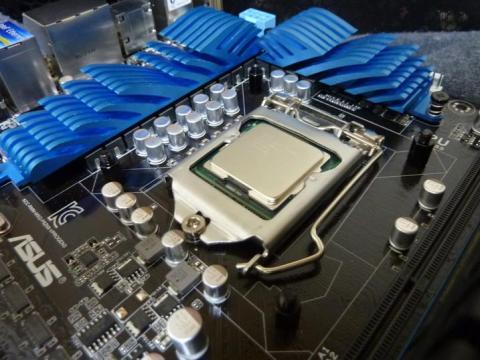 しっかりとネジを締めて・・・