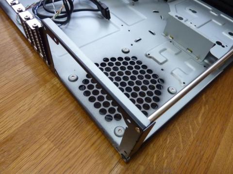 ここに電源ユニットを設置します。