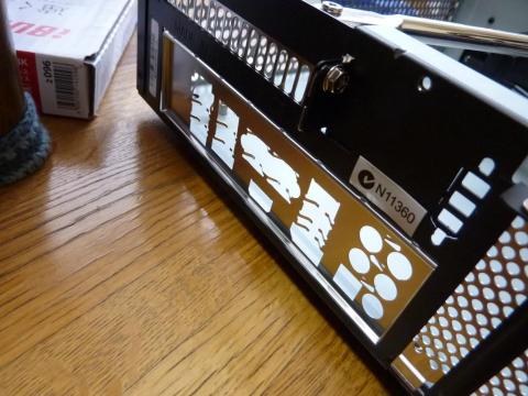 バックパネルをしっかり取り付けて・・・