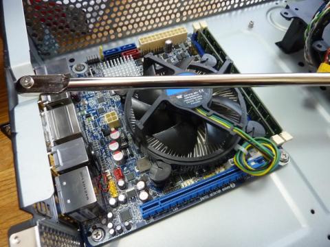 マザーボードをケースに設置