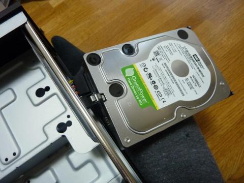 最後にHDDを設置しました。