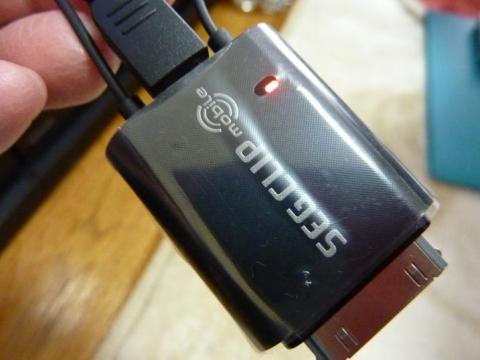 充電中の為、赤になります。