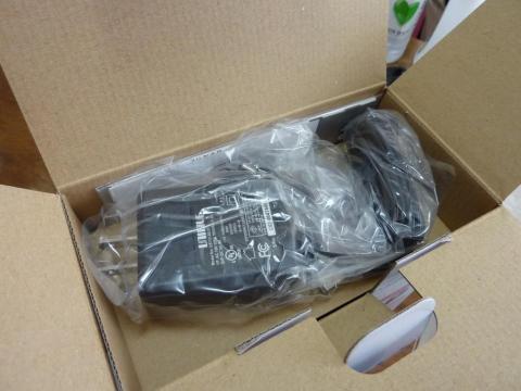 箱を開けるとACアダプターが出てきました