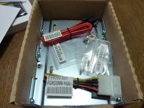 その下にはケーブルやネジ等々が入っています。