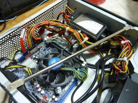 がっちりと元々2.5インチを格納できるスペースにはめました。