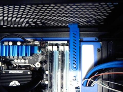 スロットカバーの穴3個目右側がマザーボードの上面との距離になります。約34mm)