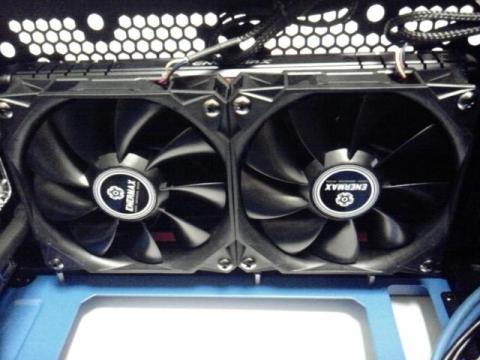 120mmファン穴の位置で取り付け