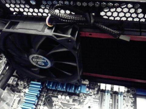 マザーボードを取り付けるとファンが入りません25mm厚