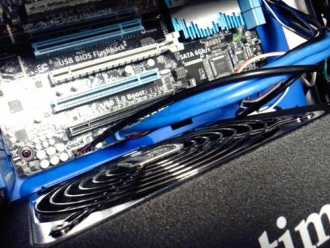 電源ユニットとマザーボードのスペースは十分にありました