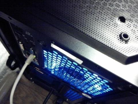 背面ファン 排気(上面パネルのフィルターは外側から取り付けてあります