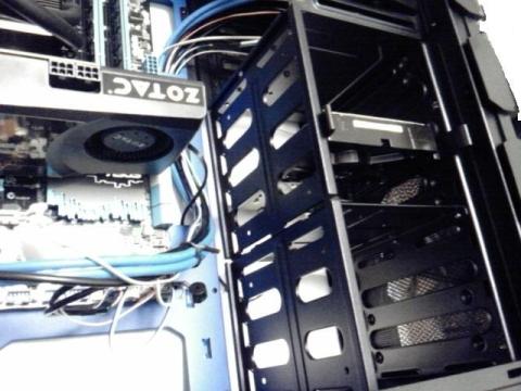 2.5インチまたは3.5インチベイに変更できます。画像は3.5インチ