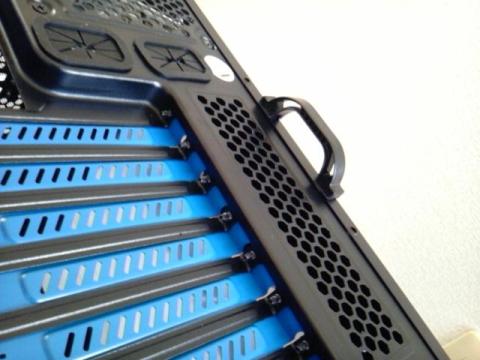 ネジ(片側2か所)を外して引くとサイドパネルが外れます。