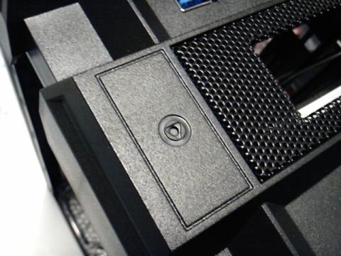 リセットスイッチは、細いピンで押すタイプのものです